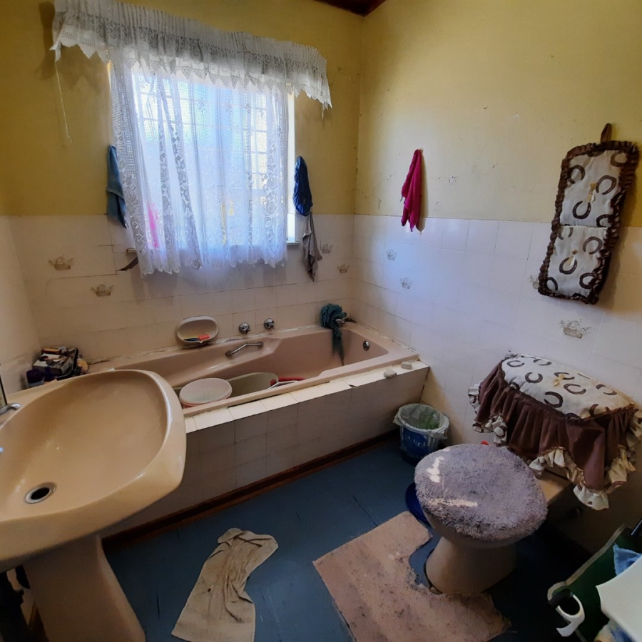 6 Bedroom Property for Sale in Lourierpark Free State